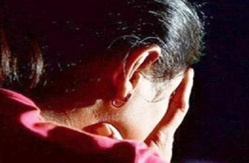 स्कूल में 5वीं की छात्रा के साथ टीचर करता था ऐसा शर्मनाक काम, दोस्तों ने मां को बताया तो हुआ खुलासा