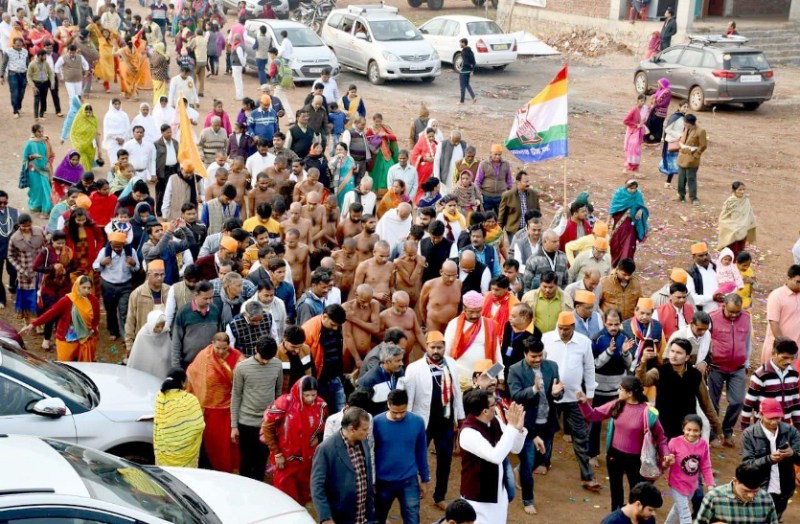 आदिनाथ को हुआ मोक्ष, प्रतिमाओं का किया महामस्तकाभिषेक