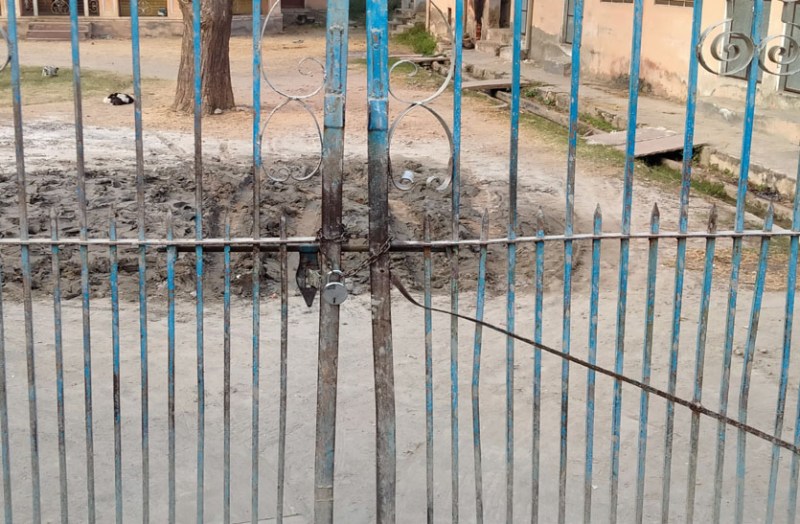 कार्यालय पर ताला, हड़ताल का स्थान बदला, वेतन की कर रहे हैं मांग