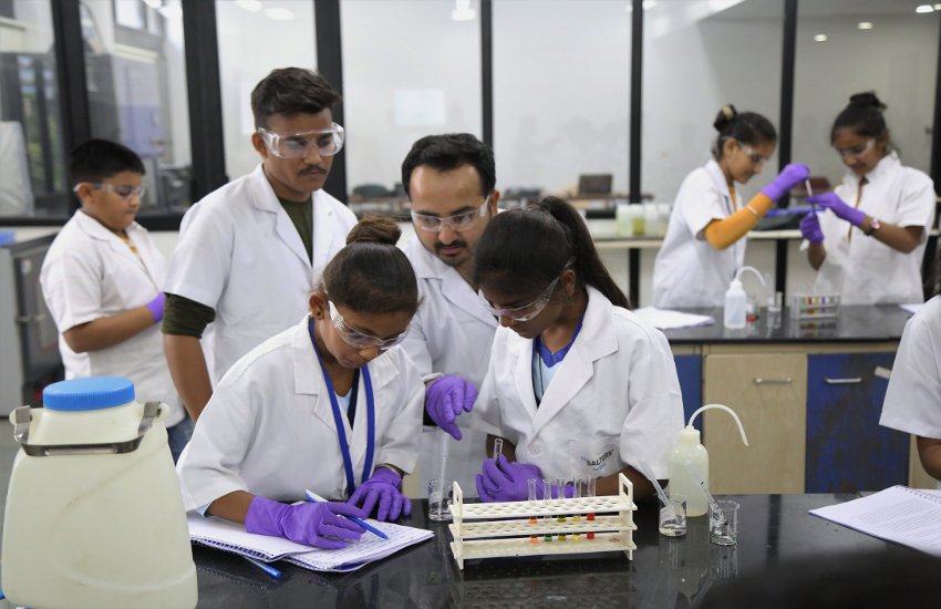 Ahmedabad News आईआईटी गांधीनगर की प्रयोगशाला में स्कूली विद्यार्थियों ने किए रंगों के प्रयोग