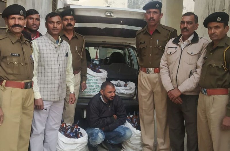 नाकाबंदी कर टोल प्लाजा पर कार से पकड़ी शराब