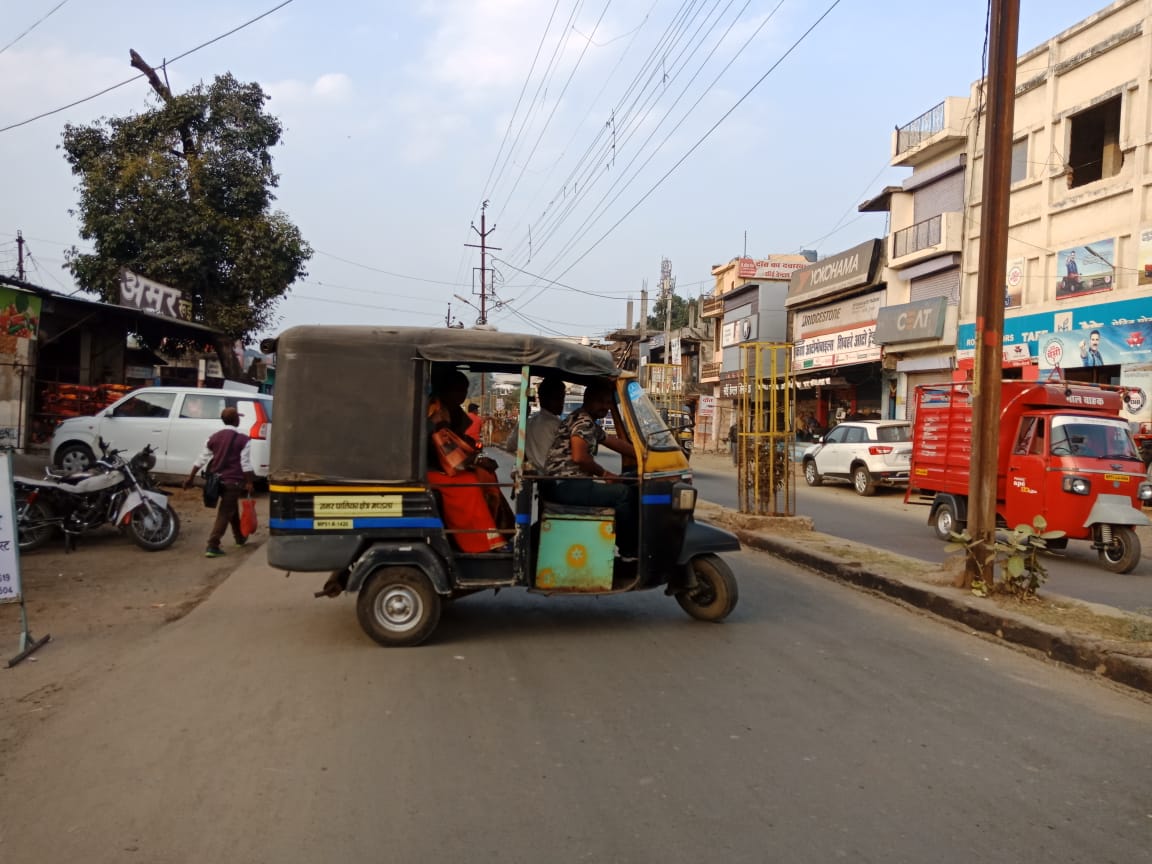 ऑटो रिक्शा बिगाड़ रहे शहर की यातायात व्यवस्था