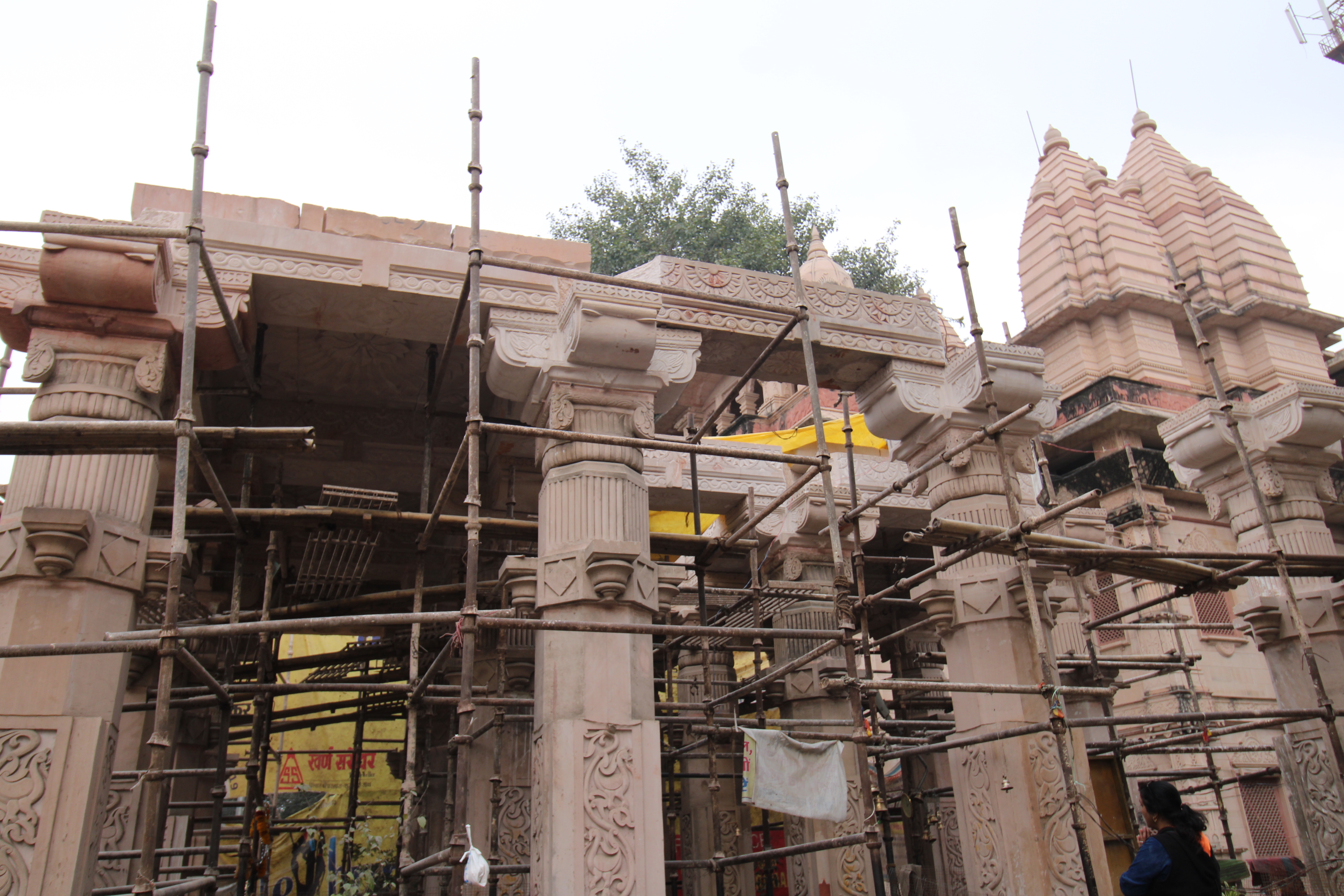 अचलेश्वर मंदिर : छत निर्माण पूरा होने की ओर, तेजी से हो रहा काम