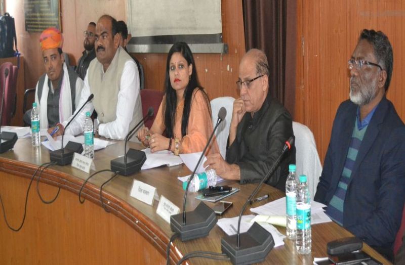 आंख बंद कर तैयार कर दी सड़कों की सूची