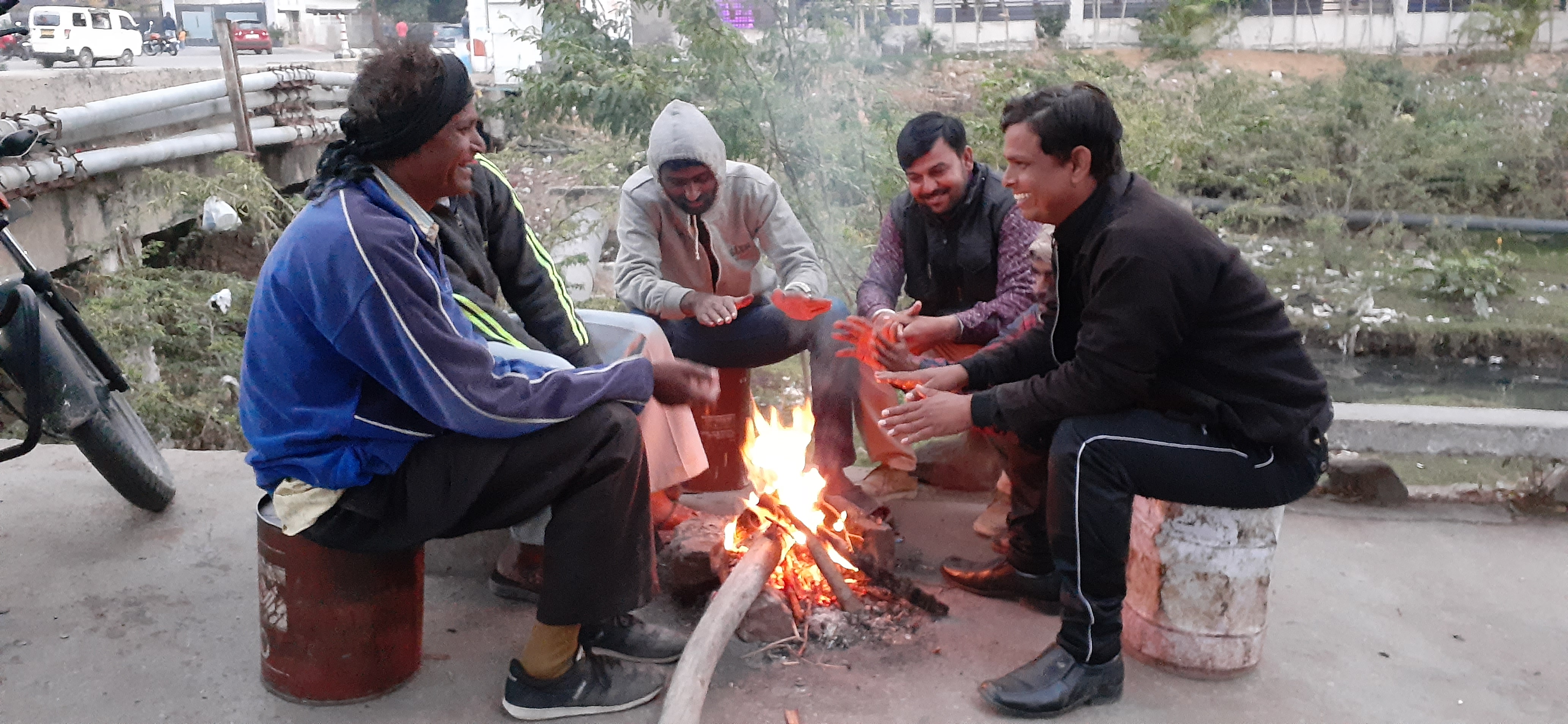 Cold Weather : ठंड से बचने के लिए लोगों ने जलाया अलाव………… देखिए वीडियो