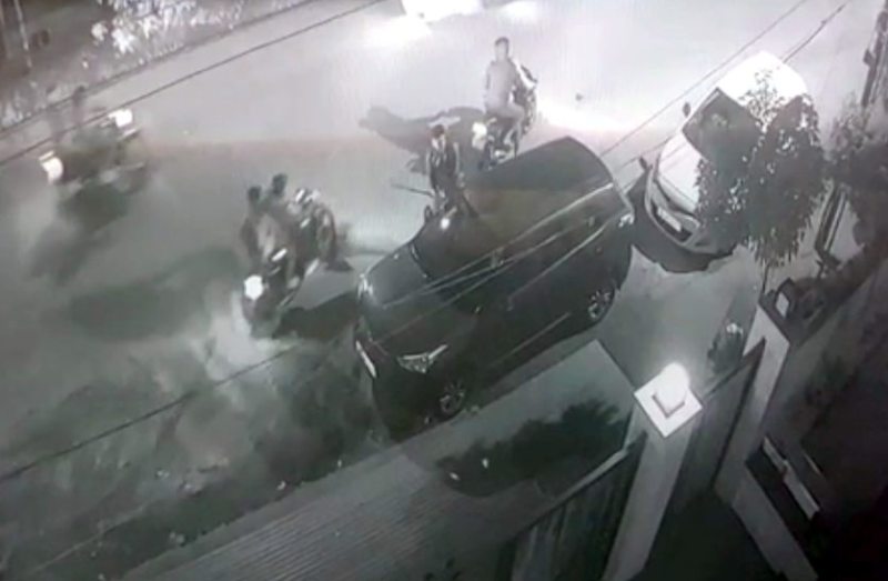 जयपुर में बाइक गैंग का आतंक, त्रिवेणी नगर में बरपाया कहर, देखें Live Video