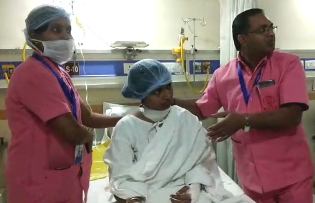 Breaking : चेन झपटने के लिए बदमाश ने मारा हाथ, महिला ने विरोध किया तो काटा गला, देखें VIDEO