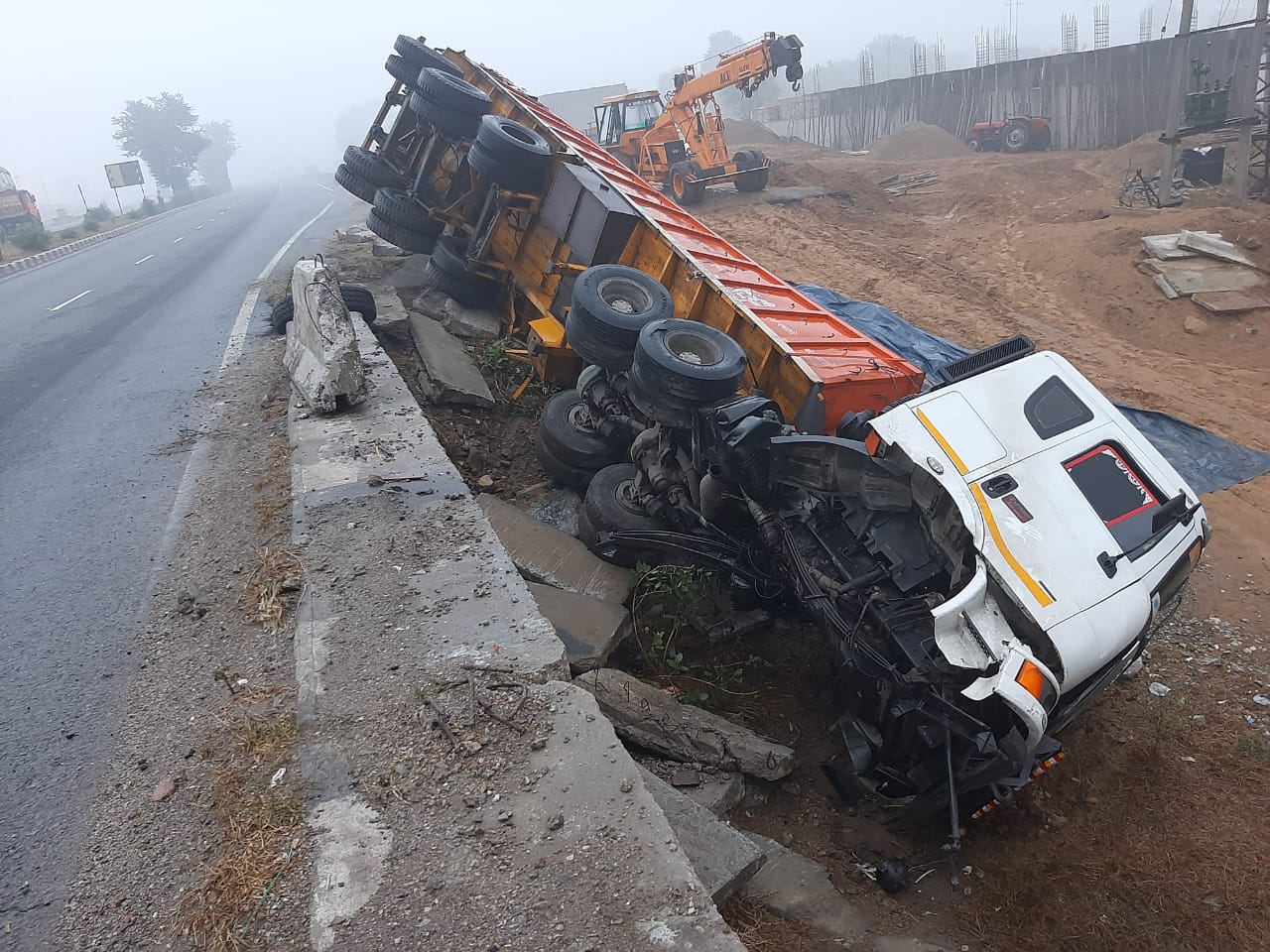 Road accident: कोहरे का कहर, NH8 हाईवे पर पुलिया से 20 फीट नीचे खाई में गिरा ट्रेलर