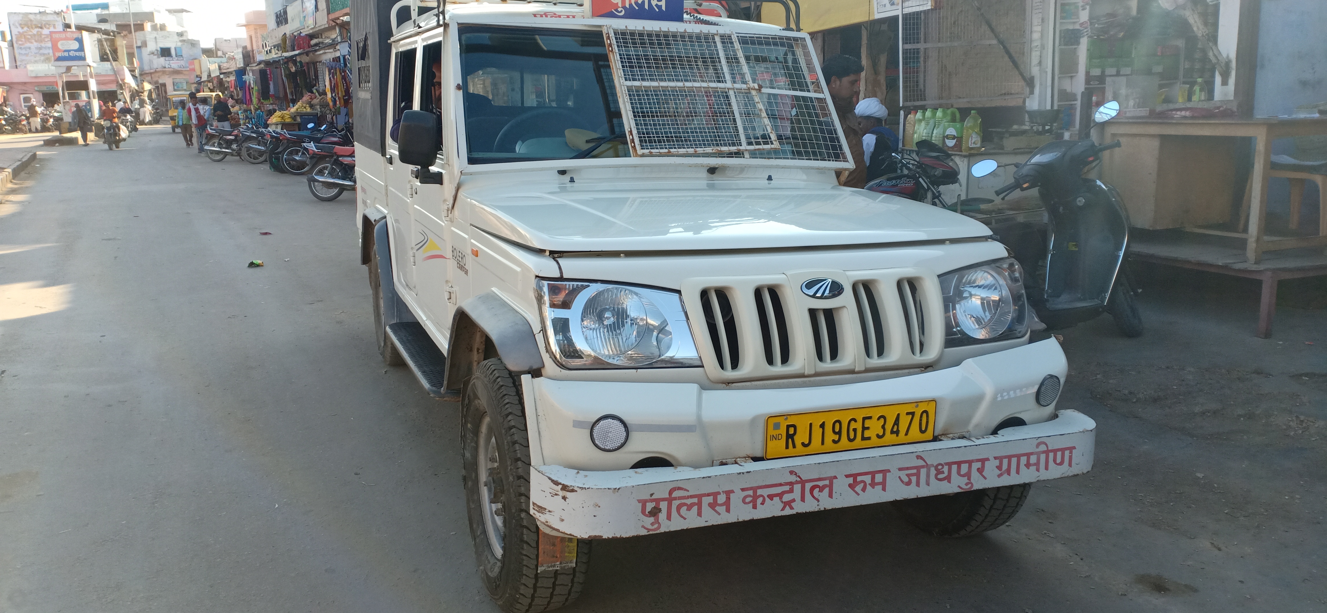 आमजन को सडक़ सुरक्षा का पाठ पढ़ाने वाली पुलिस खुद तोड़ रही नियम!