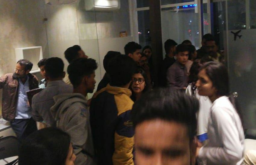 VIDEO : एयरलाइंस में नौकरी के नाम पर छात्रों से लिए लाखों रुपए, ऑफिस में हुआ जमकर हंगामा
