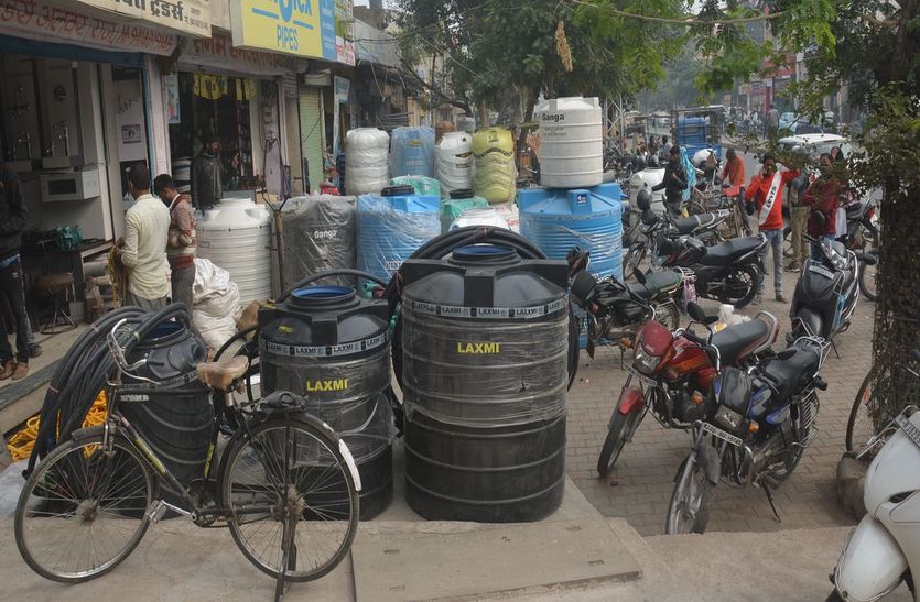 गोदाम से ज्यादा सामान सड़क पर, नहीं दिखते फुटपाथ