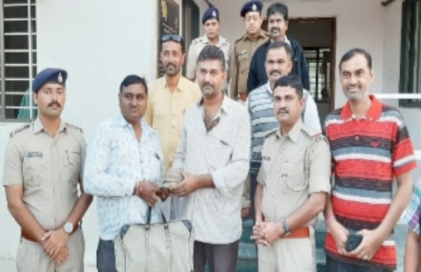 Ahmedabad News ऑटो चालक ने दिखाई ईमानदारी, पुलिस अधिकारियों ने की तारीफ, दिया ५०१ का इनाम