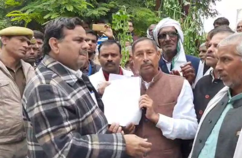 ओलावृष्टि से बर्बाद हुए किसानों ने जिलाधिकारी का किया घेराव