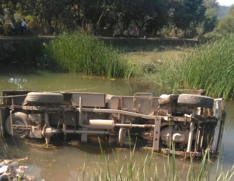 चालक ‘हल्का’ होने क्या उतरा, गाड़ी गई पानी में