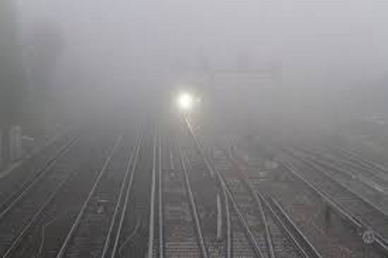 Indian Railway news- कोहरे के कारण ट्रेनों की स्पीड पर लगा ब्रेक