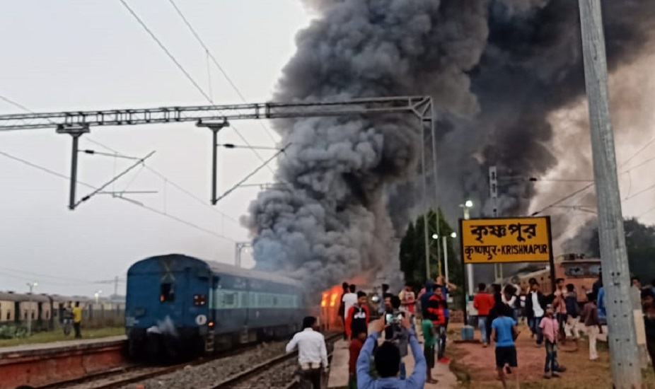 बंगाल ब्रेकिंग- ममता की अपील का असर नहीं, मुर्शिदाबाद में फूंकी ट्रेनें