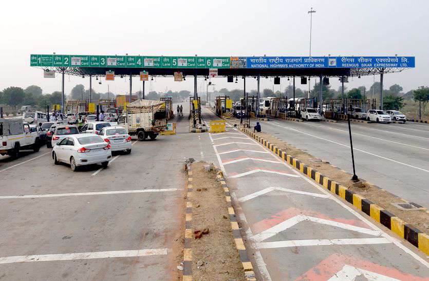 accident on toll plaza : Toll workers jammed : toll tax charges