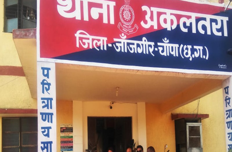 स्कूल छोड़ घर पहुंचीं छात्राओं ने शिक्षक की घिनौनी करतूत के बारे में बताया, परिजन पहुंचे स्कूल, मचा बवाल, थाने का भी किया घेराव