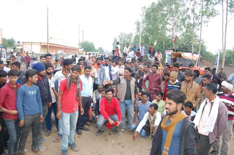 मंडी में किसानों का हंगामा, दफ्तर में की तोडफ़ोड़