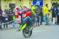 खतरों से खेलकर बाइक स्टंट, एनआईटी स्टूडेंट्स हुए रोमांचित