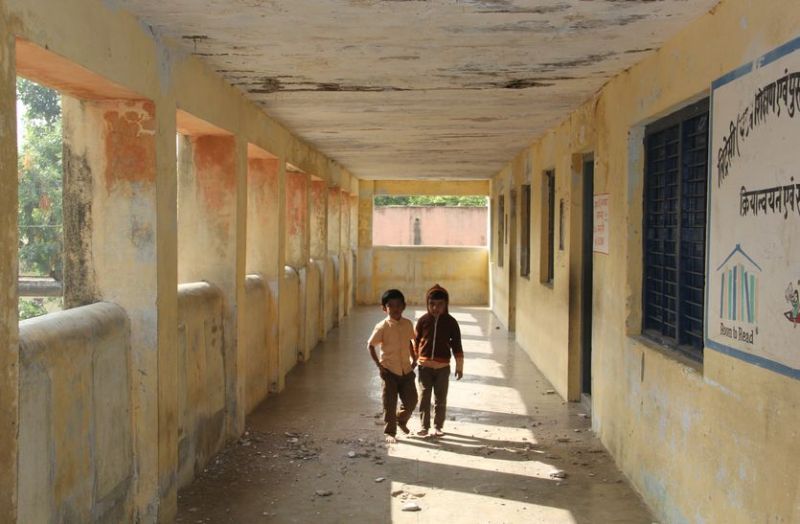 बाप रे बाप ! सिरोही के इस स्कूल की ऐसी हालत, जोखिम में डालकर होती है पढ़ाई, जानिए कैसे...