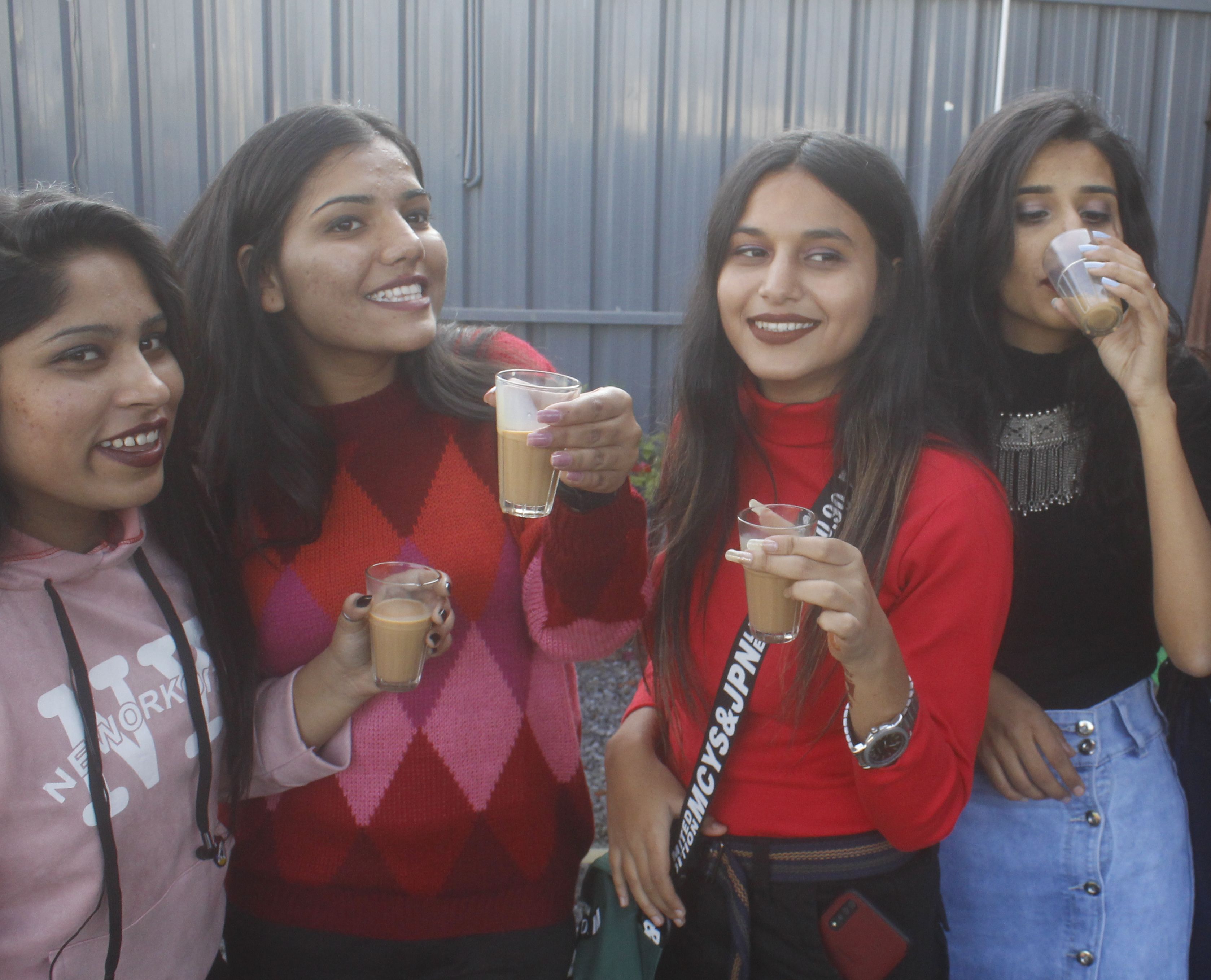World Tea Day….साथ चाय पीने से मजबूत होती है दोस्ती देखिए वीडियो