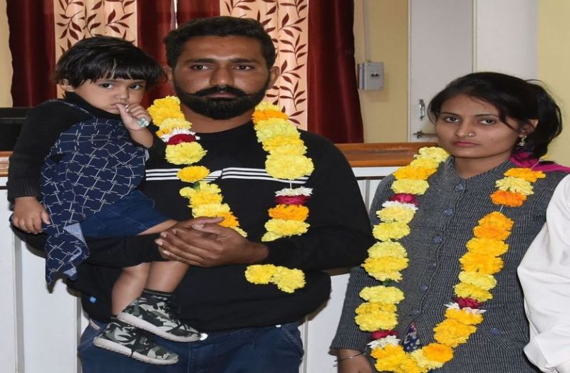 फूलों की माला ने जोड़ दिए टूटे हुए रिश्ते