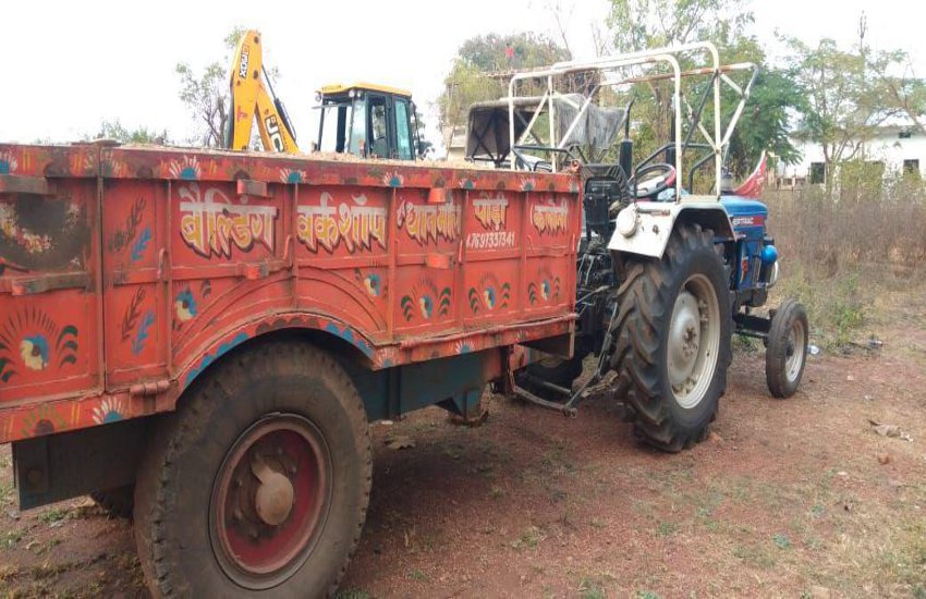 JCB and tractor seized from Khinni Ghat