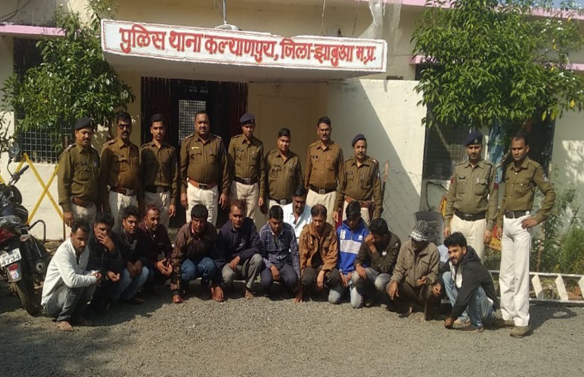 कल्याणपुरा में एक खेत से 13 जुआरी गिरफ्तार, पांच आरोपी फरार