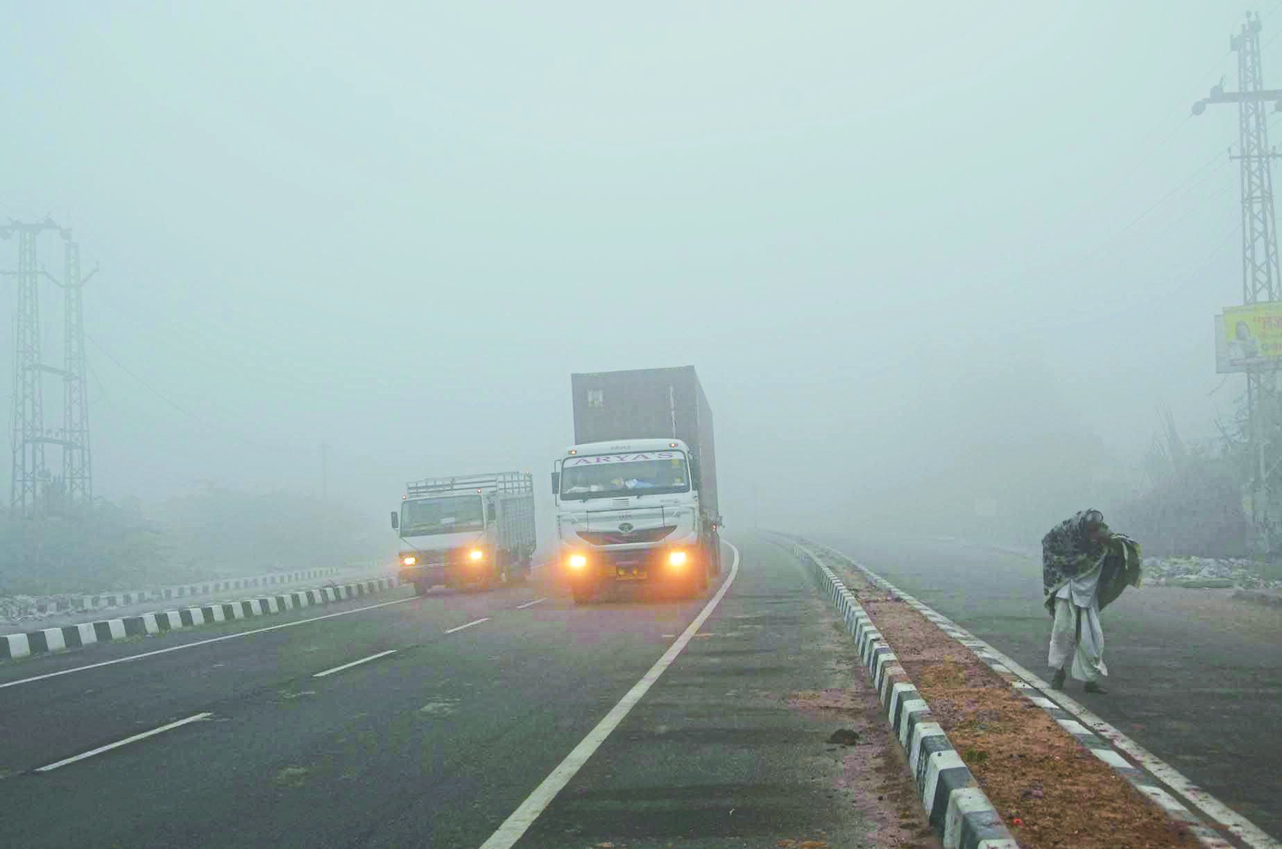 बाड़मेर @ 11 डिग्री, वाहनों की रफ्तार पर कोहरे का ब्रेक