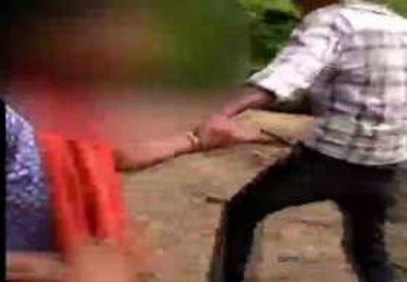 स्कूल के लिए निकलीं 2 छात्राएं गायब, छात्र बोला- आपकी बेटी का बैग छीन कर एक युवक ने फेंक दिया और ले गया साथ