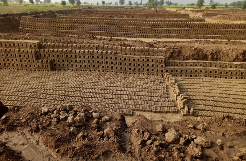 ईंट भट्टों पर 15 करोड़ कच्ची ईंट, करोड़ों का नुकसान