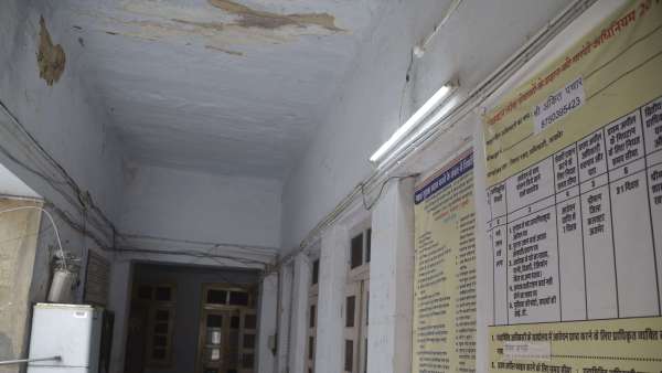 Pics: दिन में जलती बिजली, कैसे होगी बचत!