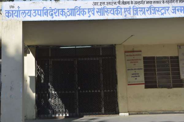 Pics: दिन में जलती बिजली, कैसे होगी बचत!