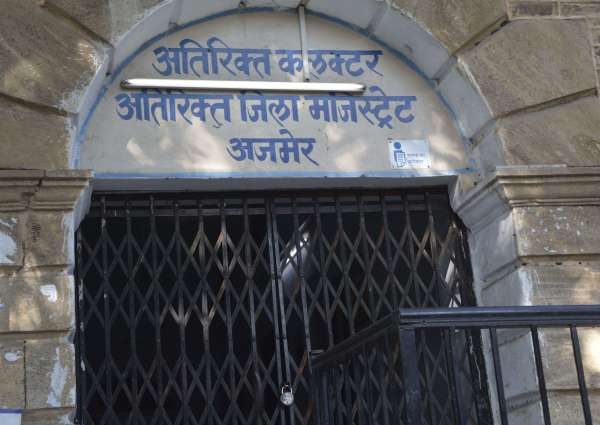 Pics: दिन में जलती बिजली, कैसे होगी बचत!