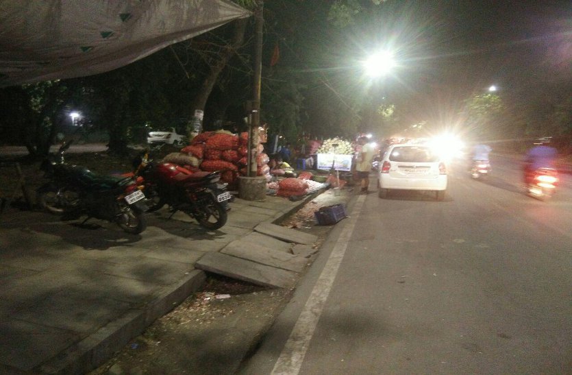 हॉकर कॉर्नर नहीं बन सके, सड़कों पर हुआ गुमठियों का कब्जा