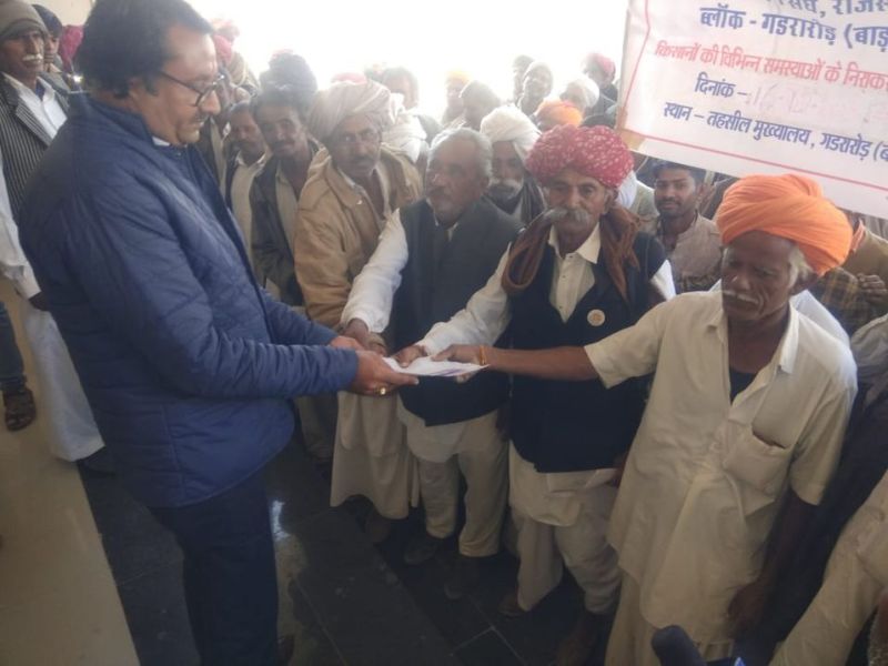 विभिन्न मांगों सहित टिड्डी रोकथाम के लिए सौंपा ज्ञापन