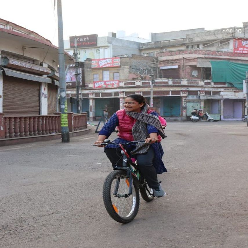 निर्भया को श्रद्धांजलि देने साइकिल से आई महिला आरएएस अधिकारी