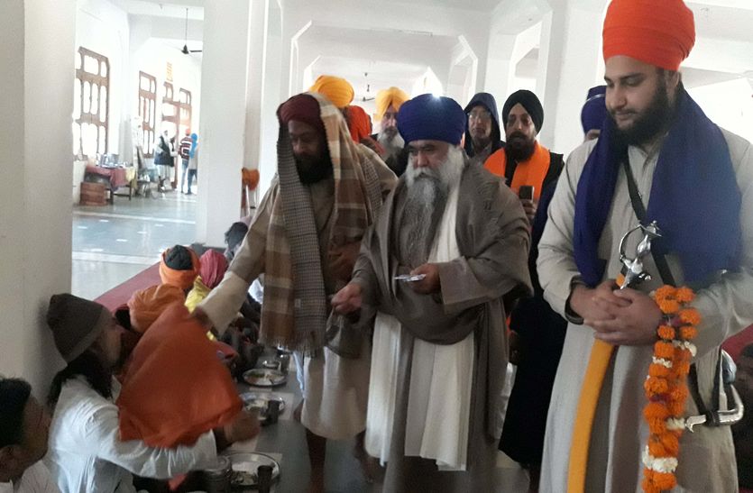 संत-महंतों को कराया भोजन, गोशालाओं के लिए बांटा गुड़ (see video)