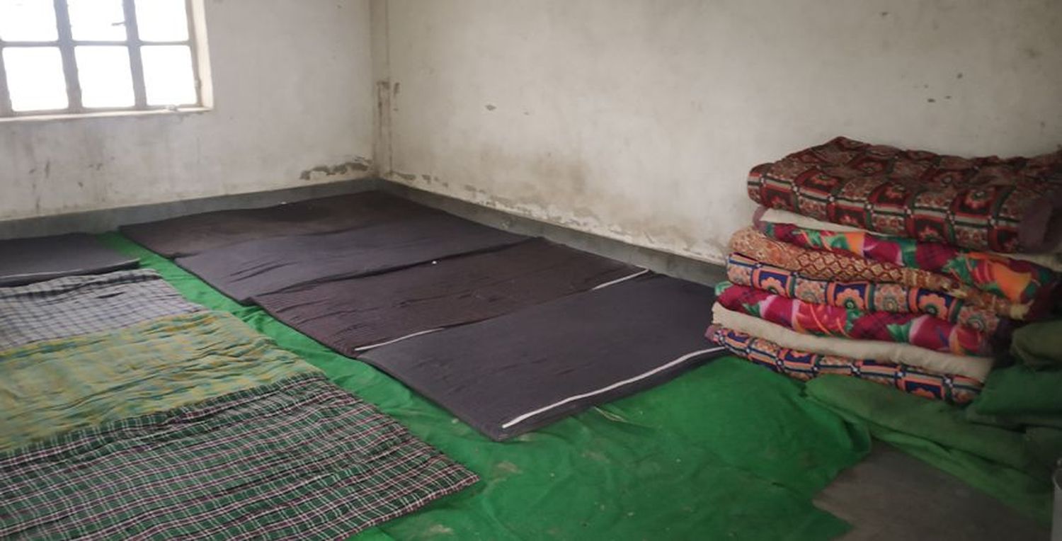 खुले में सोने को मजबूर यात्री, रैन बसेरे की दरकार