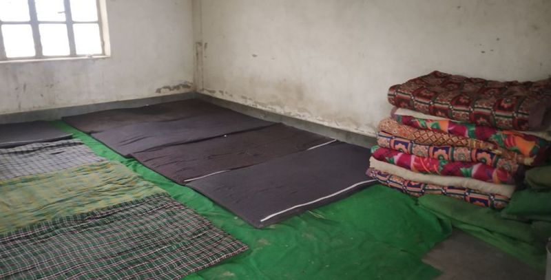 खुले में सोने को मजबूर यात्री, रैन बसेरे की दरकार