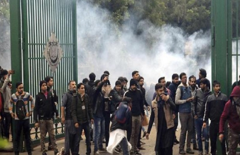 जामिया इलाके में हिंसक प्रदर्शन पर दिल्ली पुलिस ने 2 मामले दर्ज किए, हालात तनावपूर्ण