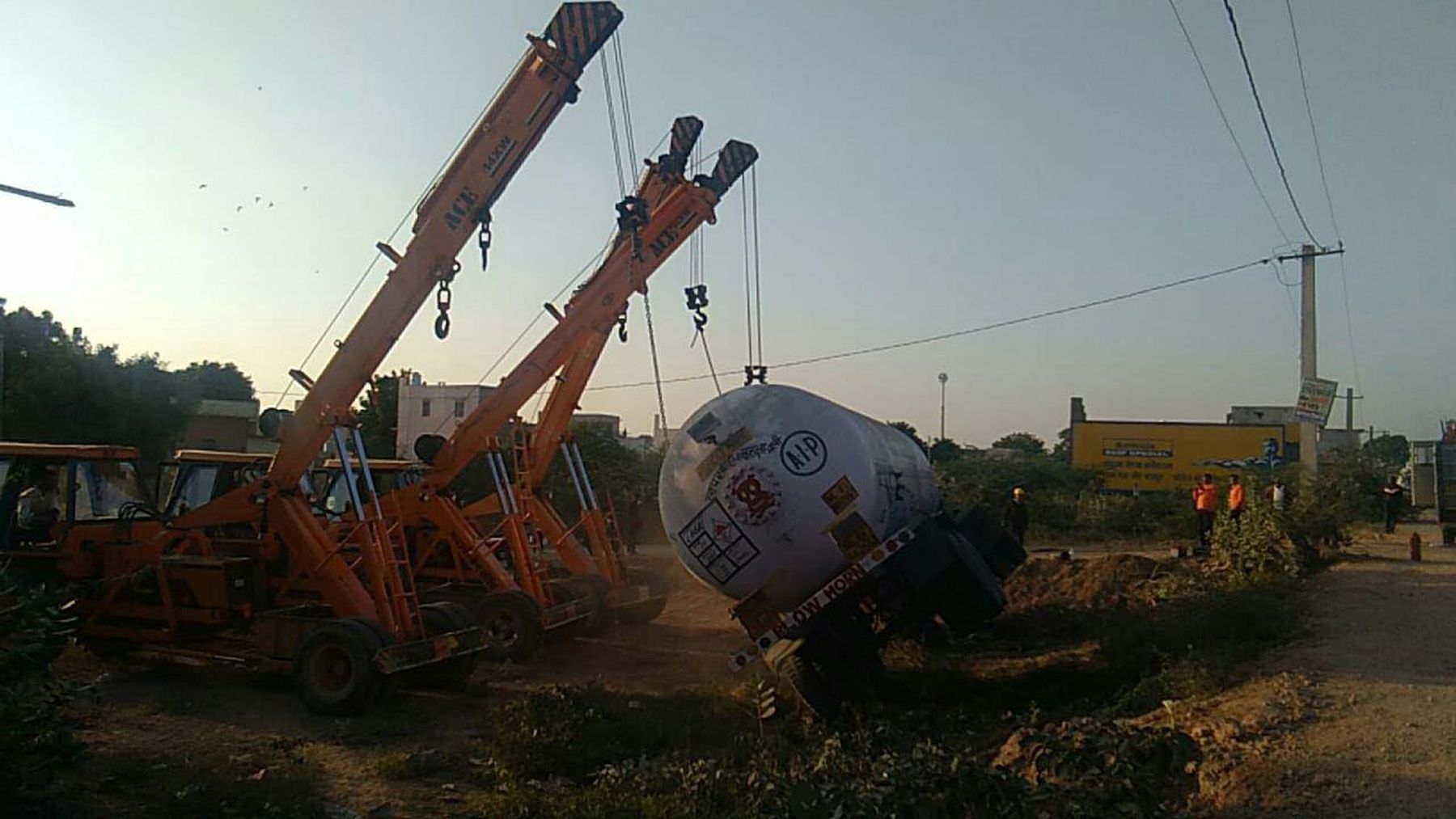 Gas tanker overturned in the morning on the Nagaur bypass road