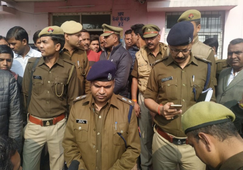 उन्नाव में एसपी ऑफिस के बाहर किया आत्मदाह का प्रयास, 80 फीसदी तक जली महिला की हालत नाजुक