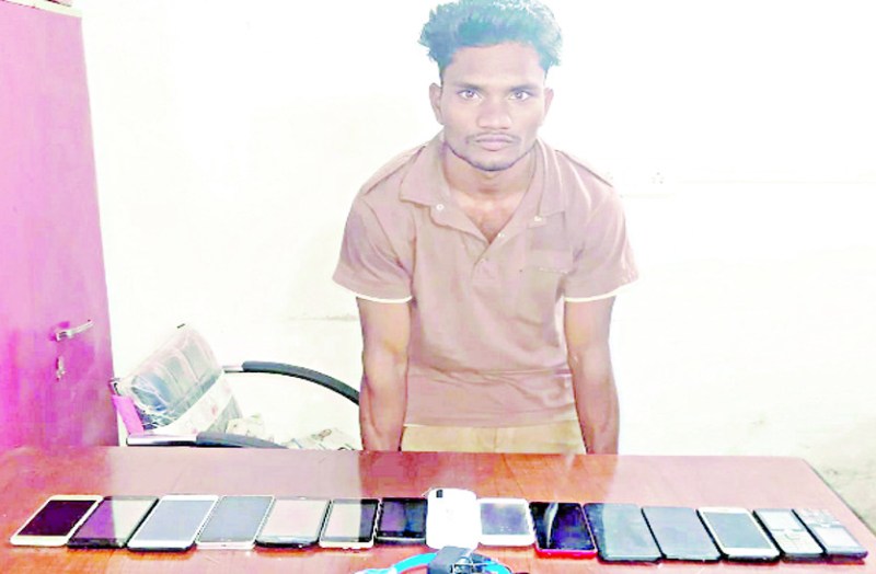 मोबाइल दुकान से चोरी करने वाले दो आरोपी को पुलिस ने पकड़ा, चोरी का सामान बरामद