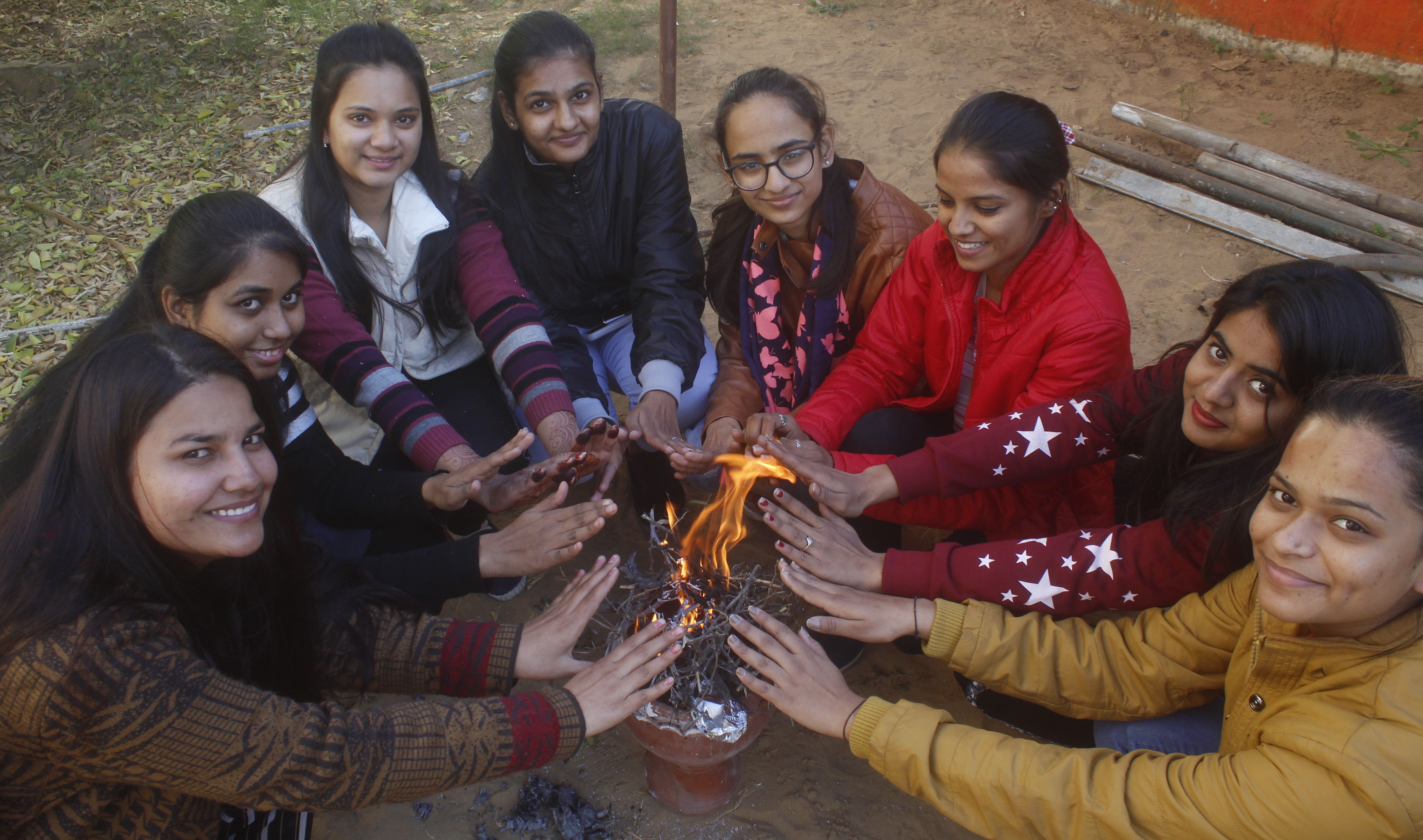 Weather News: छात्राओं ने भी यूं किया ठंड से बचाव…… देखिए वीडियो