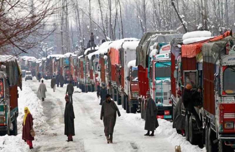 Jammu Kashmir: जारी है सर्दी का सितम, हाइवे पर आवागमन शुरू