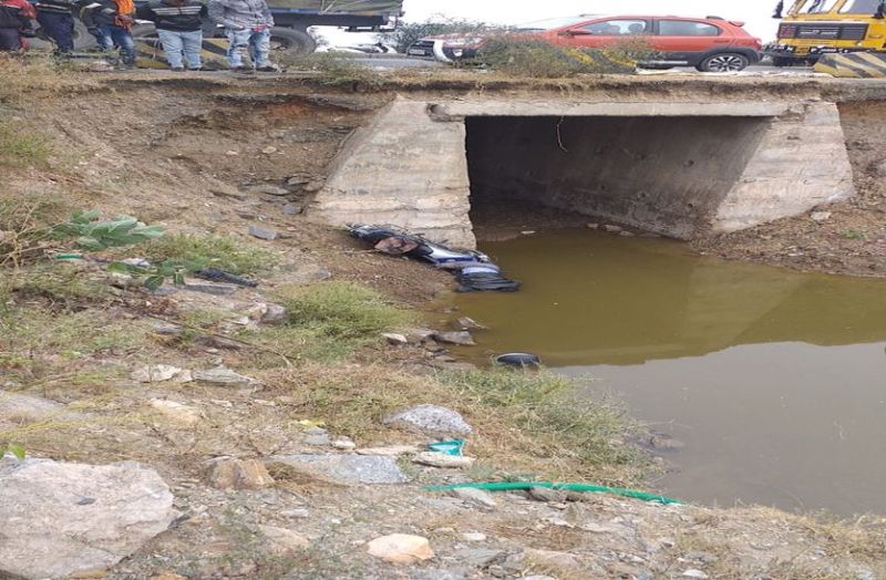 पुलिया से नीचे गिरकर पानी में डूबा बाइक सवार - परिवार पर टूटा दु:खों का पहाड़