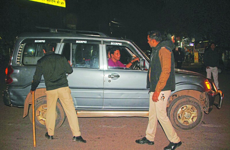 भाजपा नेत्री के बेटे ने बीच सड़क युवती को जबरिया बिठाया कार में, लोगों ने दी पुलिस को अपहरण की सूचना