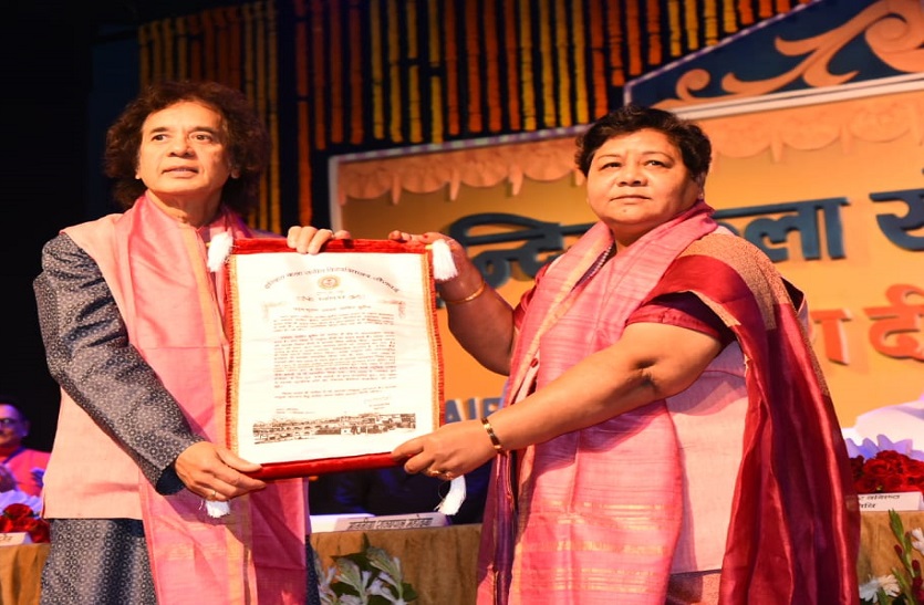 विख्यात तबला वादक उस्ताद जाकिर हुसैन डॉक्टरेट की मानद उपाधि से सम्मानित